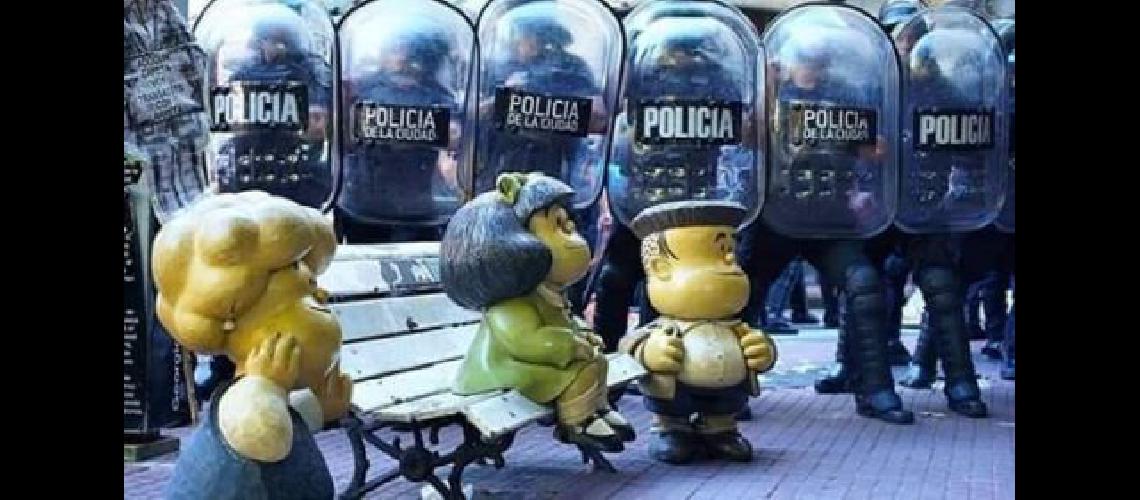 La Policiacutea gaseoacute y reprimioacute a artesanos y turistas en San Telmo