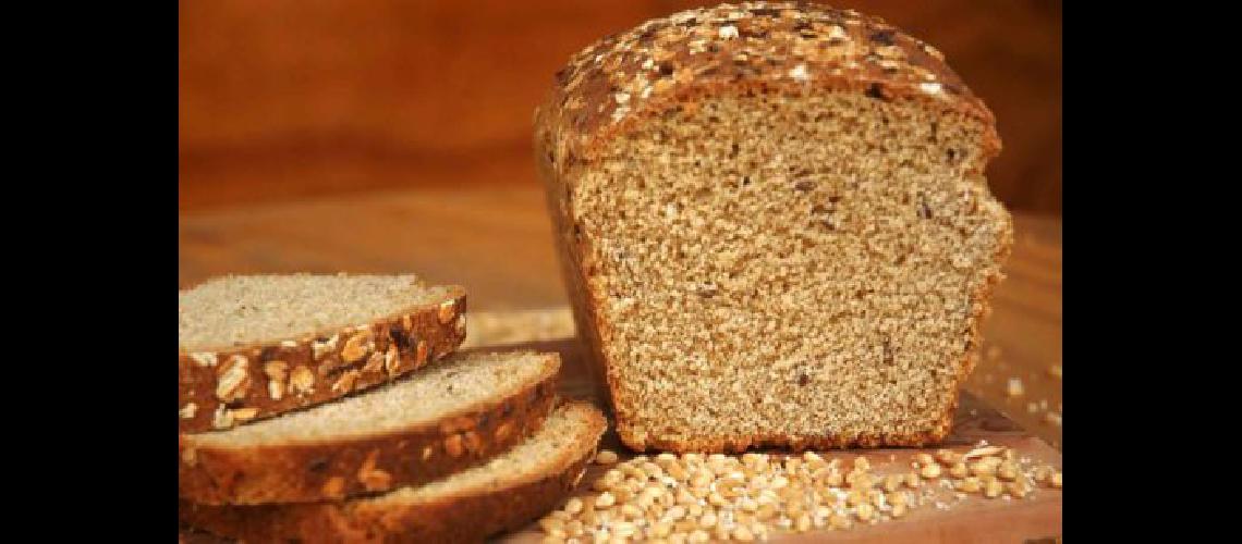 Una rodaja de pan de salvado tiene 3 veces maacutes sodio que una de pan blanco