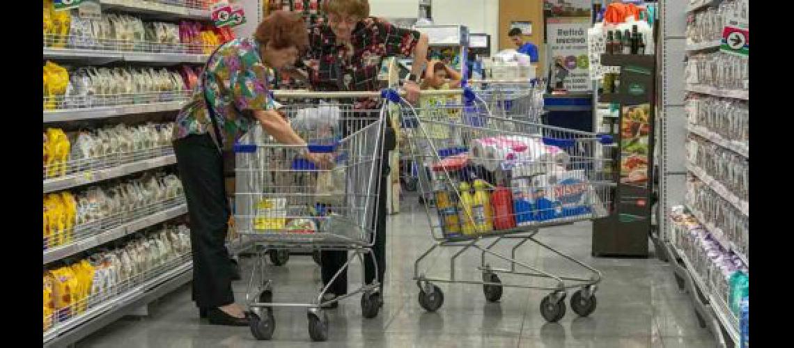 El 82-en-porciento- de las personas compra lo que puede en el supermercado