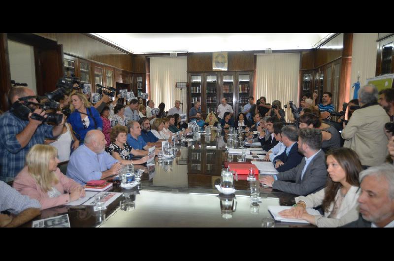 Los gremios docentes evaluacutean la propuesta de Vidal- una suba ajustada a la inflacioacuten
