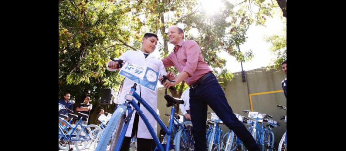 Martiacuten hizo la primera entrega de bicicletas para alumnos de Lomas