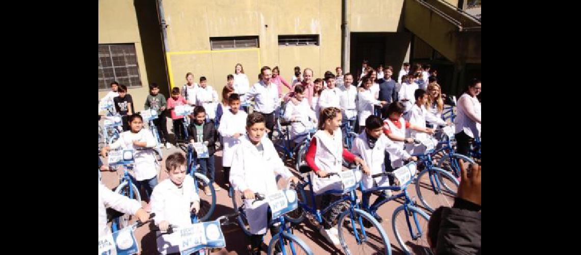 Martiacuten hizo la primera entrega de bicicletas para alumnos de Lomas