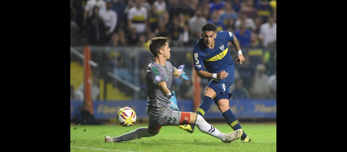 Crsitian Pavoacuten convierte el segundo gol de Boca que liquidoacute el partido con Banfield