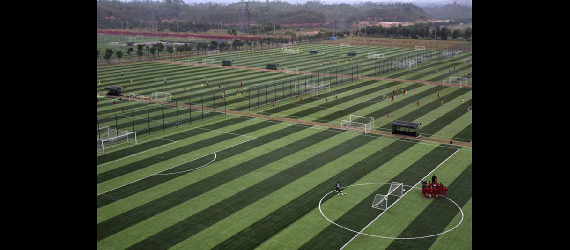 Evergrande es la escuela de fuacutetbol maacutes grande del mundo y cuenta con 50 canchas y 5 mil joacutevenes preparaacutendose