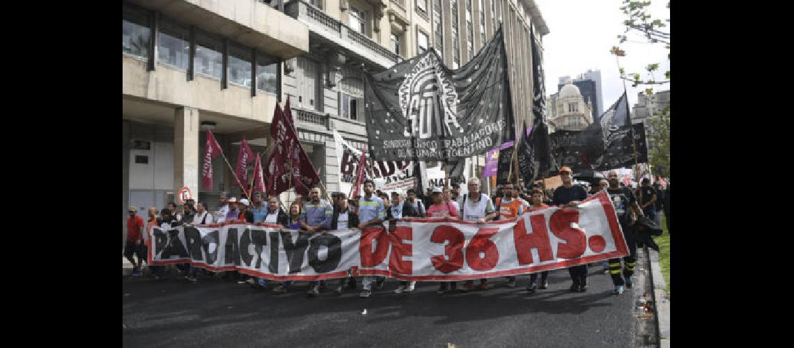 Protesta masiva contra el modelo econoacutemico de Macri