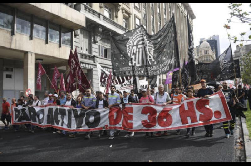 Protesta masiva contra el modelo econoacutemico de Macri