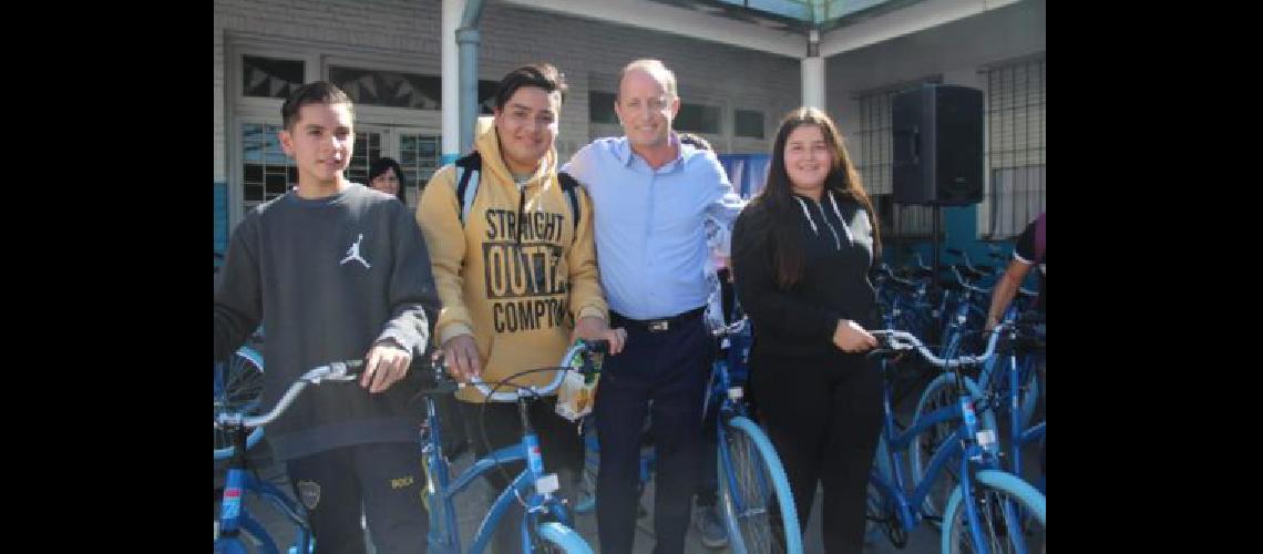 Martiacuten visitoacute escuelas de Lomas y entregoacute bicicletas a estudiantes