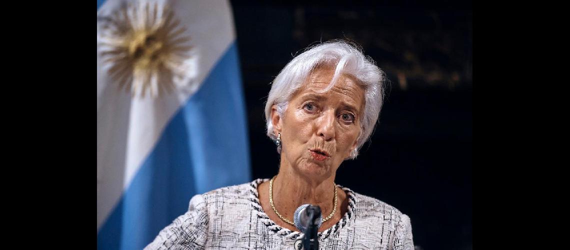 Siguen las malas noticias- el FMI pronosticoacute que la economiacutea argentina se contraeraacute un 12-en-porciento-