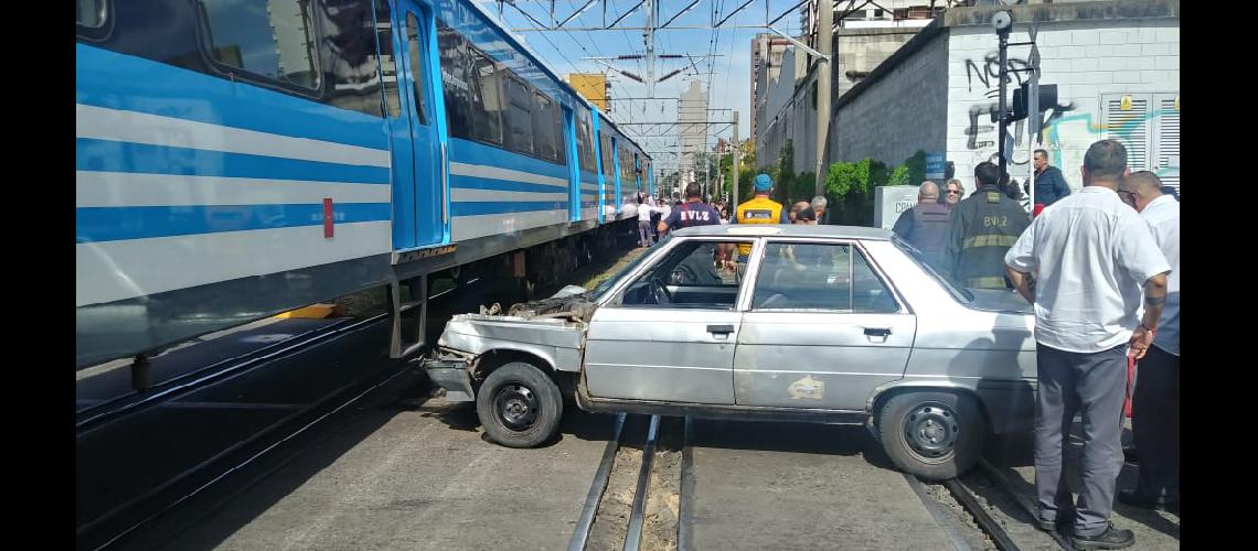 Un remiacutes impactoacute contra el tren en Lomas