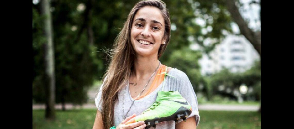 Se convirtioacute en la primera futbolista profesional del paiacutes