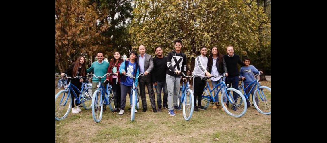 Entregaron maacutes de 100 bicicletas a joacutevenes de centros de estudiantes de Lomas