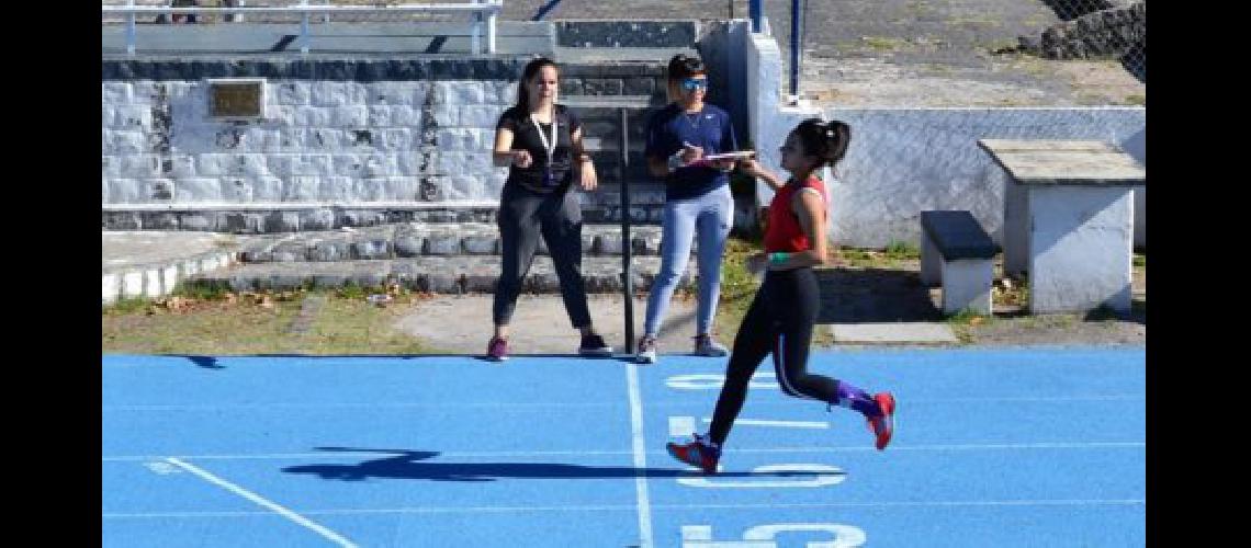 Miles de vecinos entrenan en la pista de atletismo del Parque de Lomas