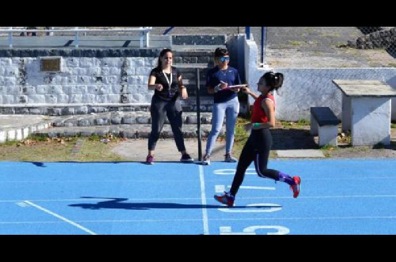 Miles de vecinos entrenan en la pista de atletismo del Parque de Lomas