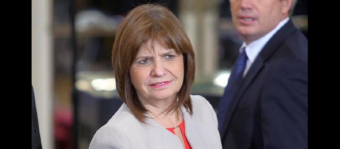 quotLos Moyano son los tiacutepicos sentildeores que creen que la Argentina es de ellosquot afirmoacute Bullrich