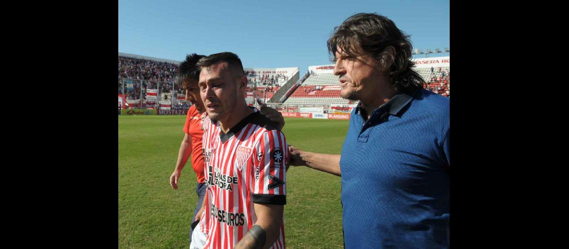 Kopriva tras el partido consoloacute a todos sus jugadores