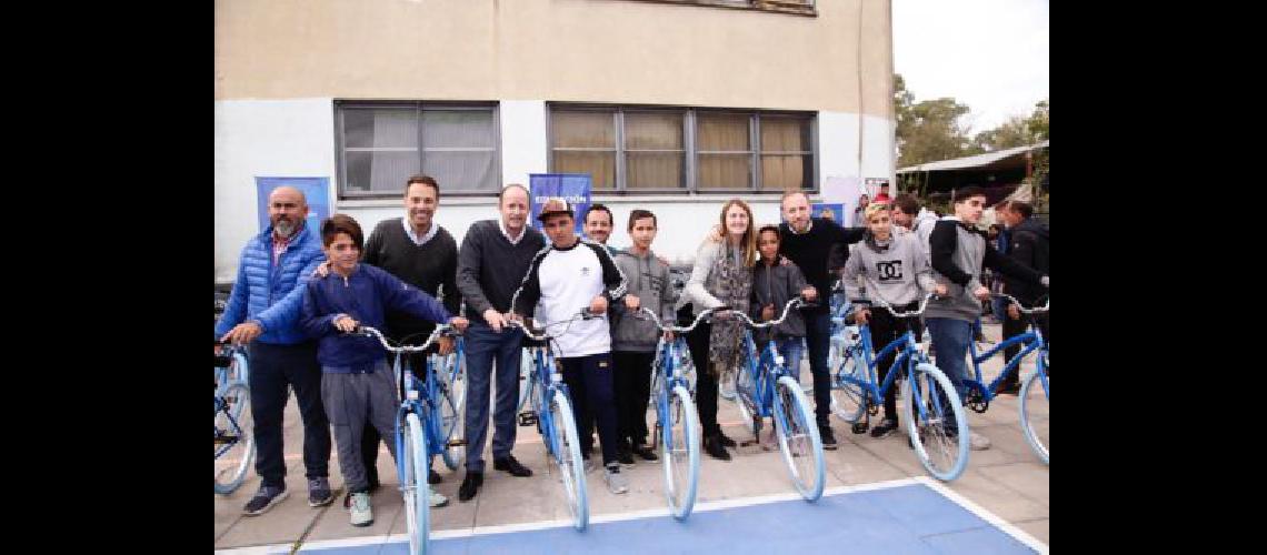 Entregaron maacutes bicicletas a alumnos de escuelas puacuteblicas de Lomas