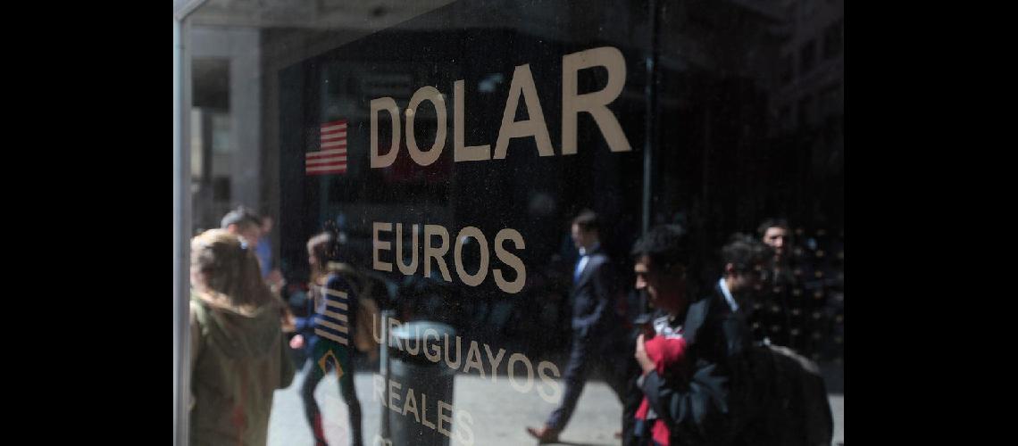 El doacutelar tuvo un pico de 4760 y el riesgo paiacutes superoacute los 1000 puntos