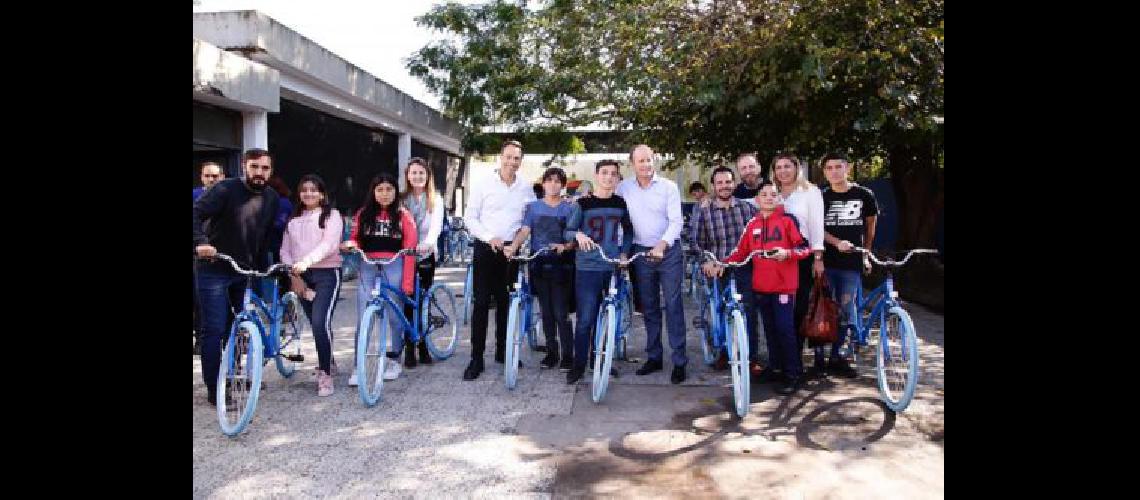 Estudiantes de Parque Baroacuten y Llavallol recibieron sus bicicletas