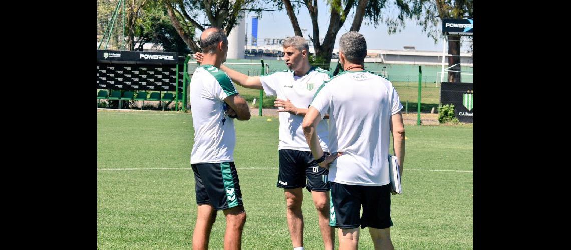 Crespo acompantildeado por sus ayudantes analizan posibilidades