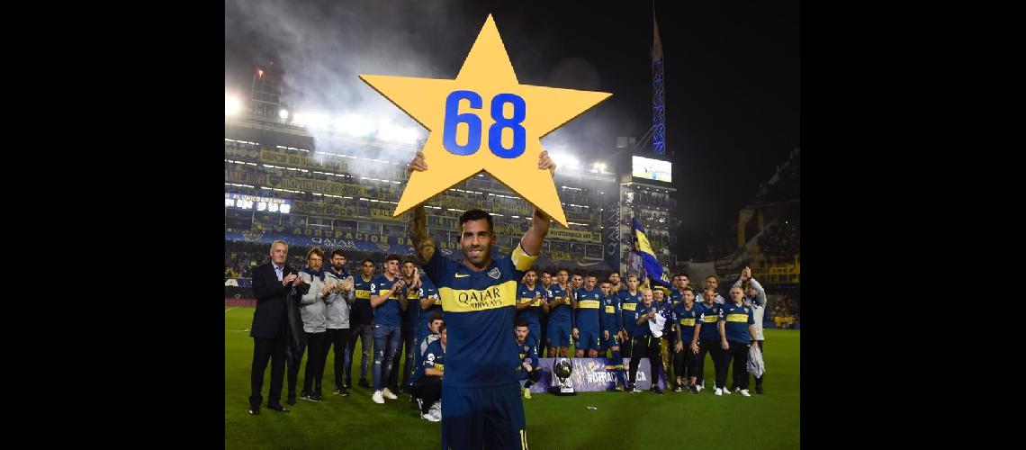 Carlos Tevez con la estrella 68 luego de obtener la Supercopa Argentina