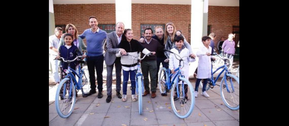 Maacutes de 800 alumnos de distintos barrios de Lomas ya recibieron sus bicicletas