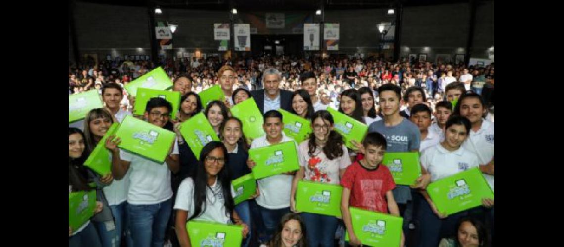 Otros 1370 alumnos secundarios recibieron su tablet en Avellaneda