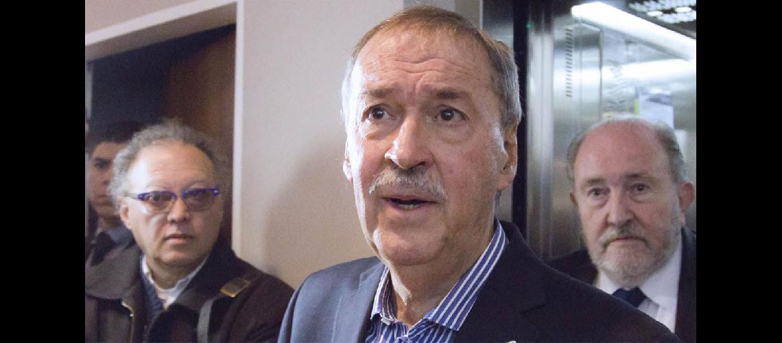 El gobernador peronista Juan Schiaretti buscaraacute la reeleccioacuten