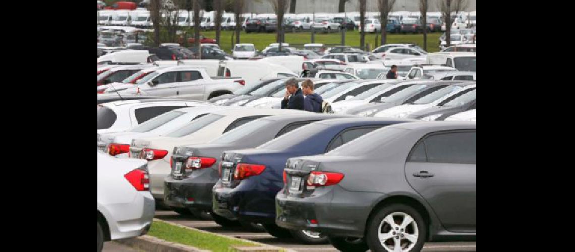Las ventas de autos usados se desplomaron casi 7-en-porciento- en abril