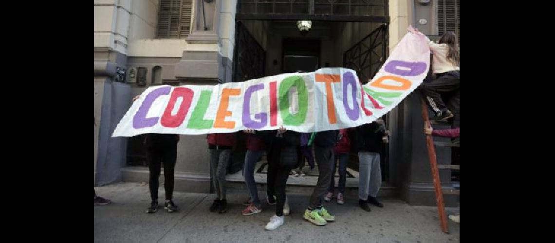 Estudiantes tomaron el colegio Carlos Pellegrini para rechazar el ascenso de un profesor
