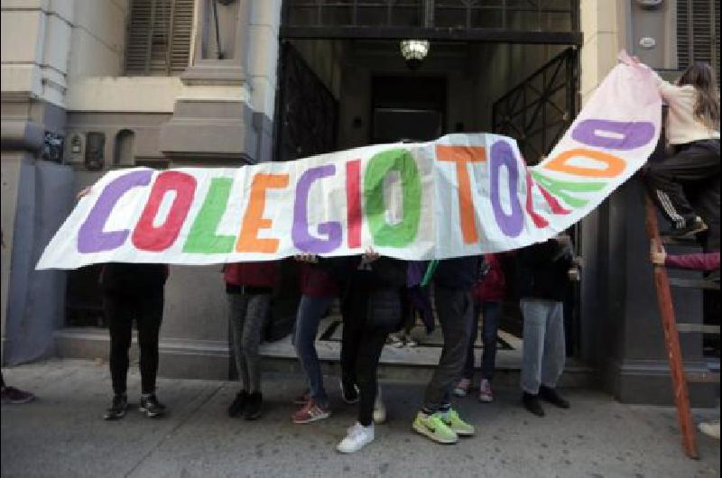 Estudiantes tomaron el colegio Carlos Pellegrini para rechazar el ascenso de un profesor