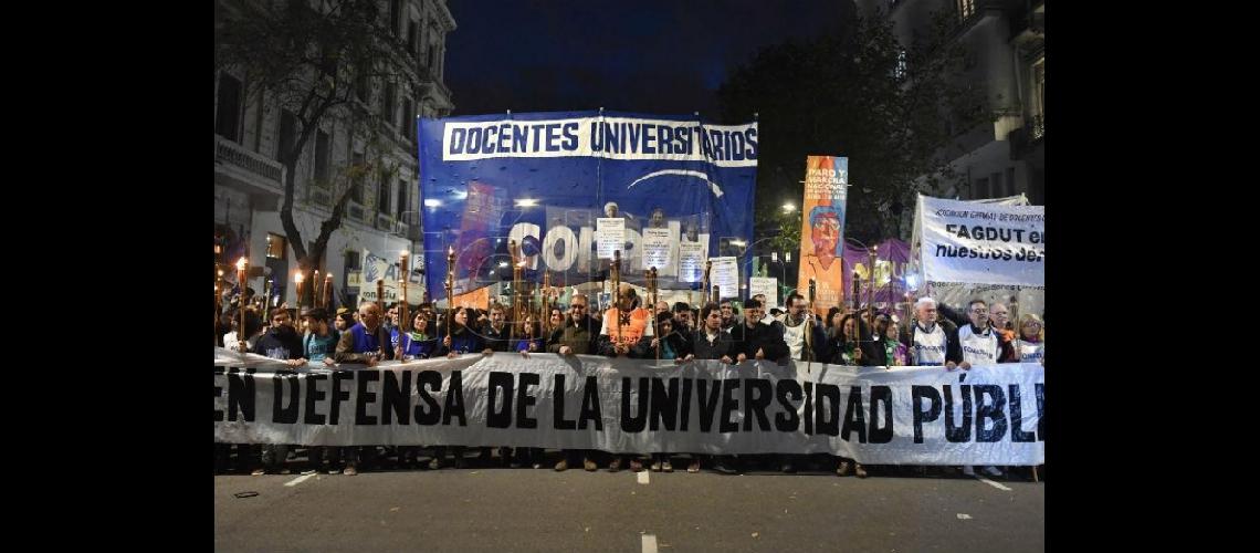 Universitarios lanzan un paro de 48 horas por paritarias