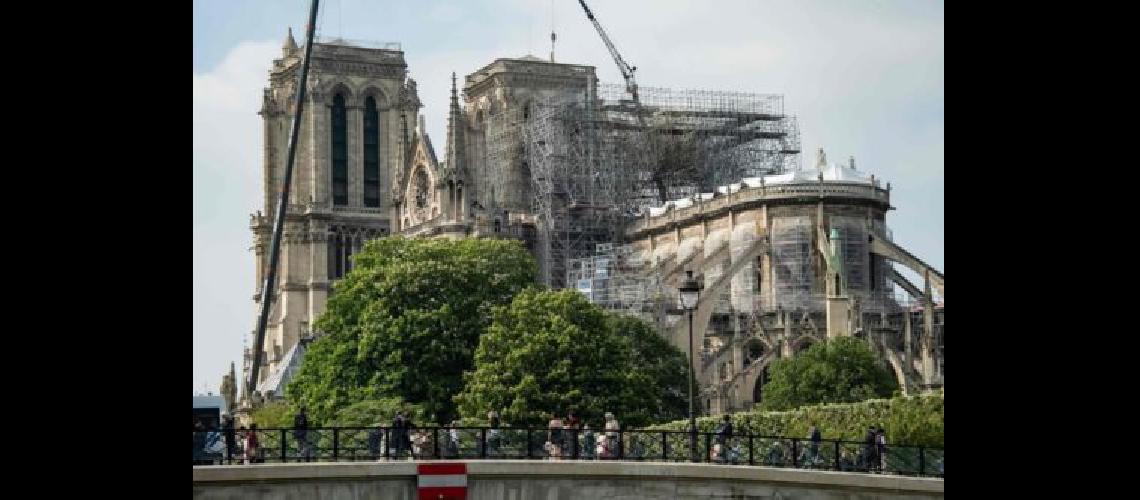 Se profundiza el debate sobre la reconstruccioacuten de la catedral de Notre Dame