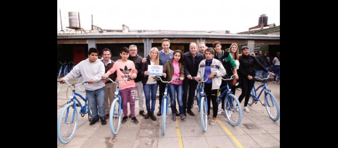 Lomas- alumnos destacados de Lamadrid y Albertina recibieron bicicletas