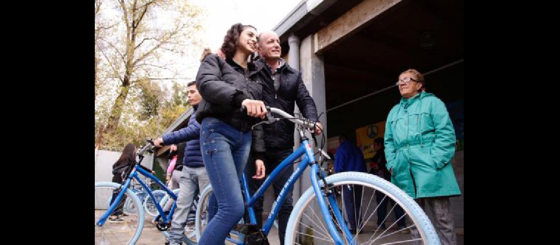 Lomas- alumnos destacados de Lamadrid y Albertina recibieron bicicletas
