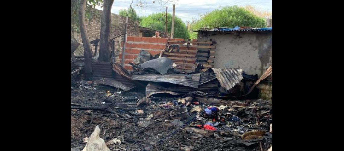 Burzaco- una familia perdioacute todo en un incendio y pide ayuda