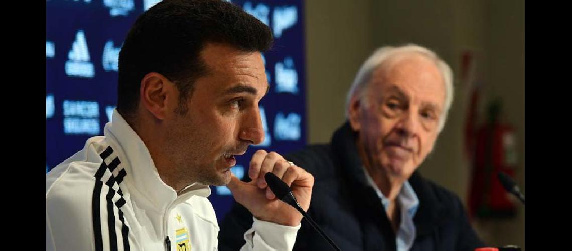 Lionel Scaloni acompantildeado por Ceacutesar Liis Menotti durante la conferencia en el predio del la AFA