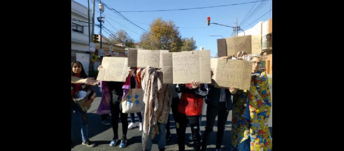 Alumnos de la Secundaria Nordm16 de Lanuacutes realizaron un ldquofrazadazordquo para reclamar por la falta de gas en la Escuela