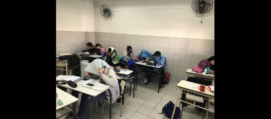 Alumnos de la Secundaria Nordm16 de Lanuacutes realizaron un ldquofrazadazordquo para reclamar por la falta de gas en la Escuela