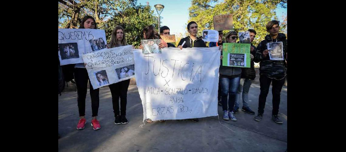 Familiares y amigos de los joacutevenes fallecidos participaron de una marcha para reclamar justicia