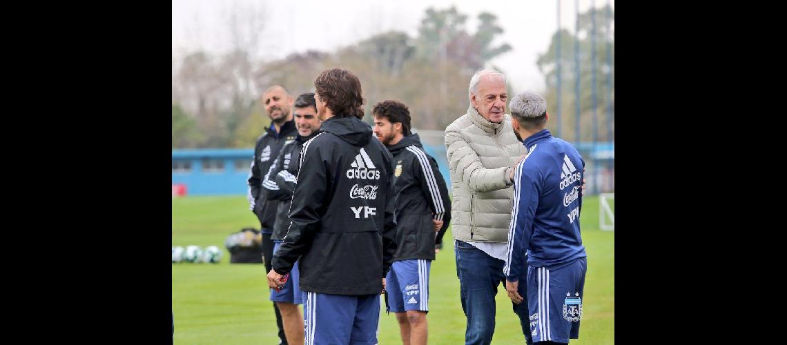 Ceacutesar Lus Menotti se saluda con Sergio Aguumlero en el primer diacutea de entrenamiento