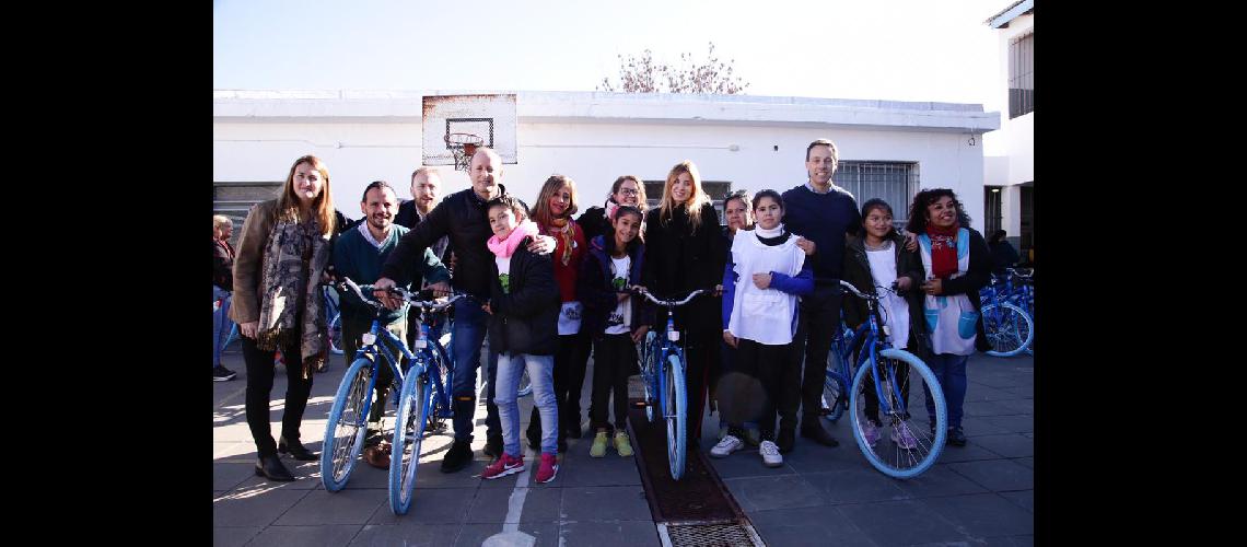 Martiacuten compartioacute la mantildeana junto a docentes directivos y las familias en la primaria ubicada en la calle Lisandro de la Torre 