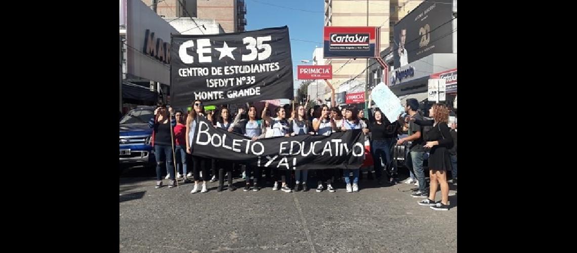 Estudiantes de Esteban Echeverriacutea se movilizaraacuten para pedir arreglos en las escuelas