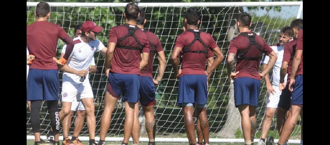 Lanuacutes confirmoacute un amistoso en Colombia
