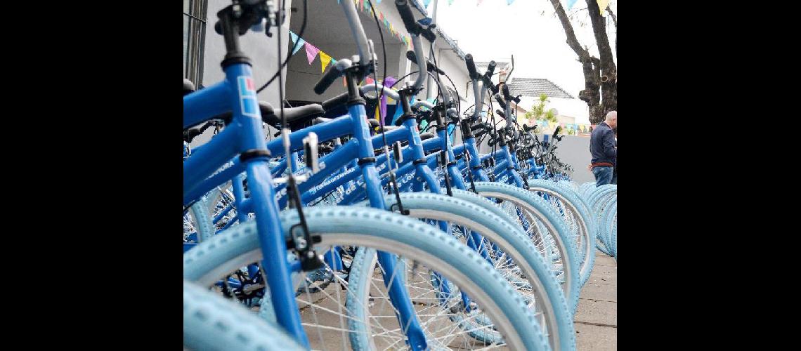 Les entregaron 2 mil bicicletas a estudiantes destacados de Lomas