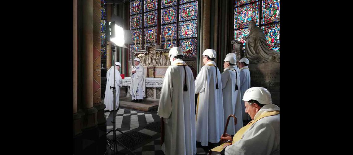 A dos meses del incendio Notre Dame tuvo su primera misa