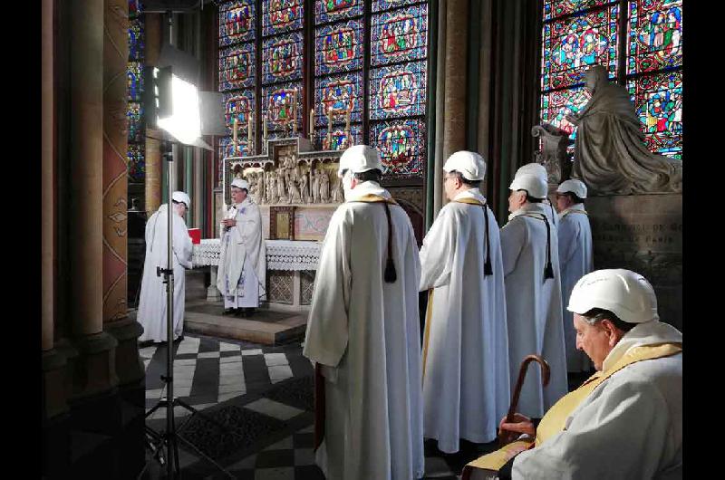 A dos meses del incendio Notre Dame tuvo su primera misa