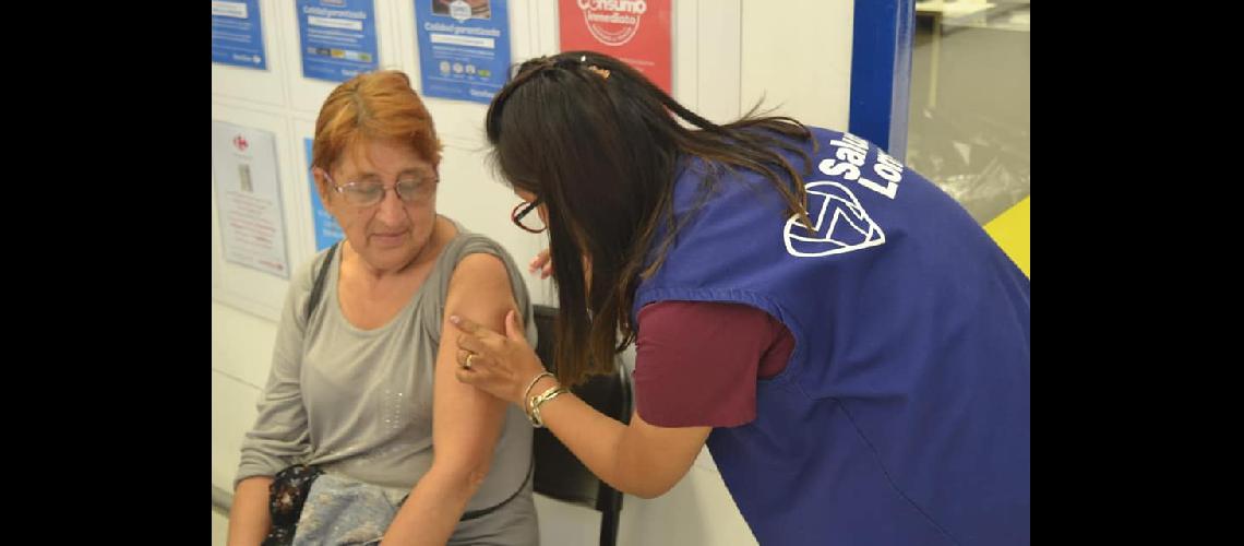 Vacunan gratis contra la gripe y la neumoniacutea a mayores de 65 antildeos