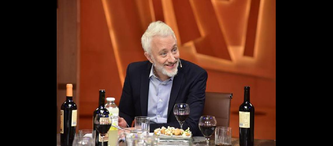 Dos actrices en serio con Andy en ldquoPH Podemos Hablarrdquo