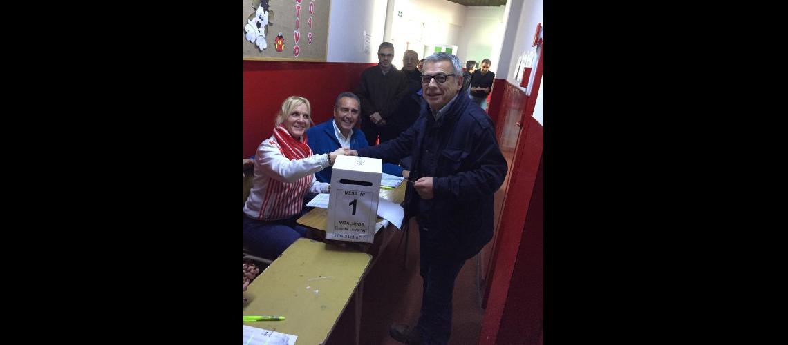 Se votoacute en Los Andes- Viacutector Grosi es el nuevo presidente