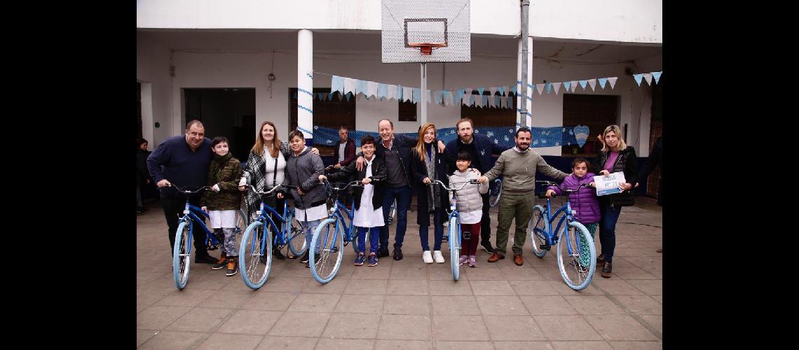 Premiaron con bicicletas a maacutes alumnos de Lomas por su desempentildeo escolar